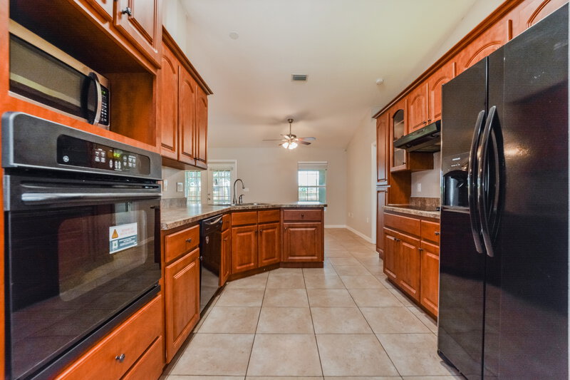 2,250/Mo, 11546 Lake Dr Leesburg, FL 34788 Kitchen View 2