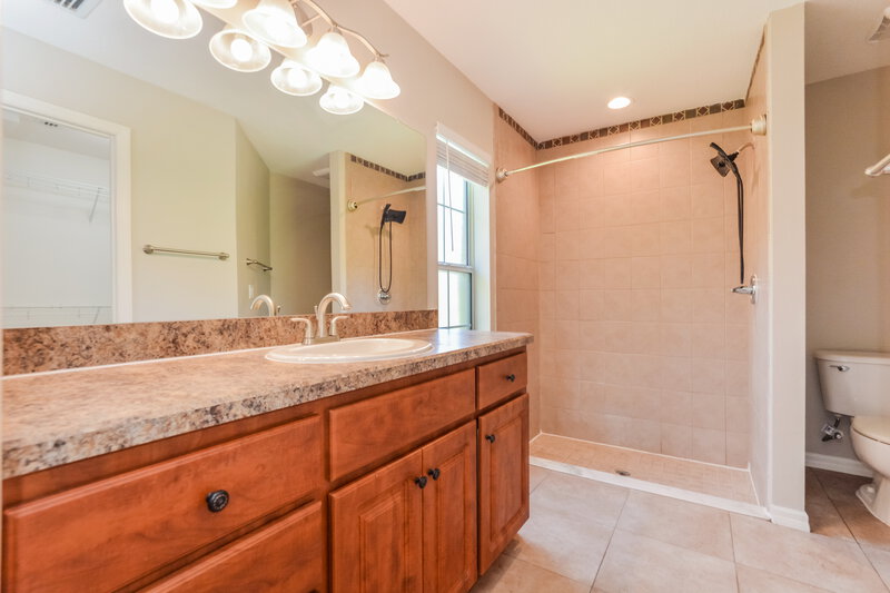 2,250/Mo, 11546 Lake Dr Leesburg, FL 34788 Main Bathroom View