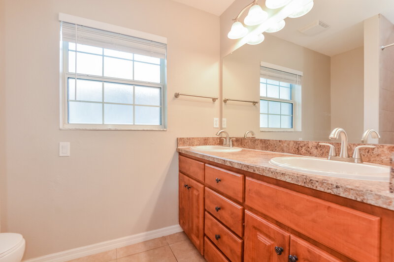 2,250/Mo, 11546 Lake Dr Leesburg, FL 34788 Bathroom View