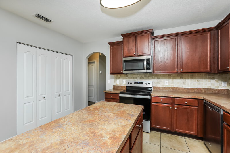 2,745/Mo, 7206 Rafanelli Ct Orlando, FL 32818 Kitchen View 2