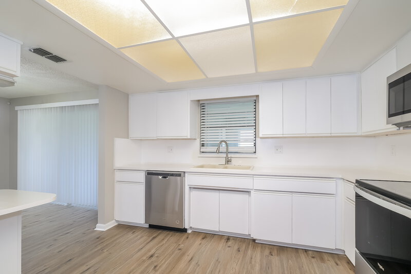 1,630/Mo, 705 Canberra Rd Winter Haven, FL 33884 Kitchen View 2
