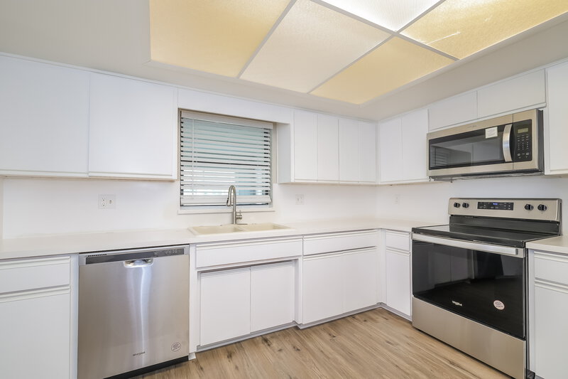 1,630/Mo, 705 Canberra Rd Winter Haven, FL 33884 Kitchen View 3