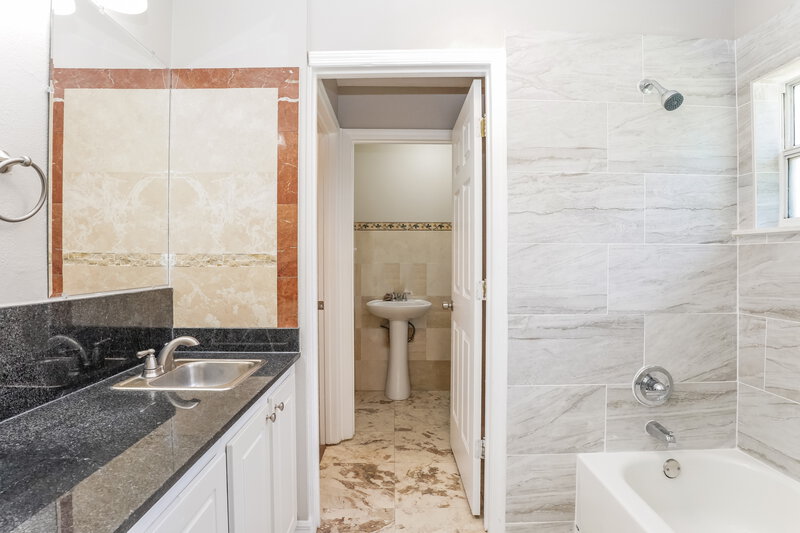 1,890/Mo, 39 Peterlee Ct Kissimmee, FL 34758 Main Bathroom View