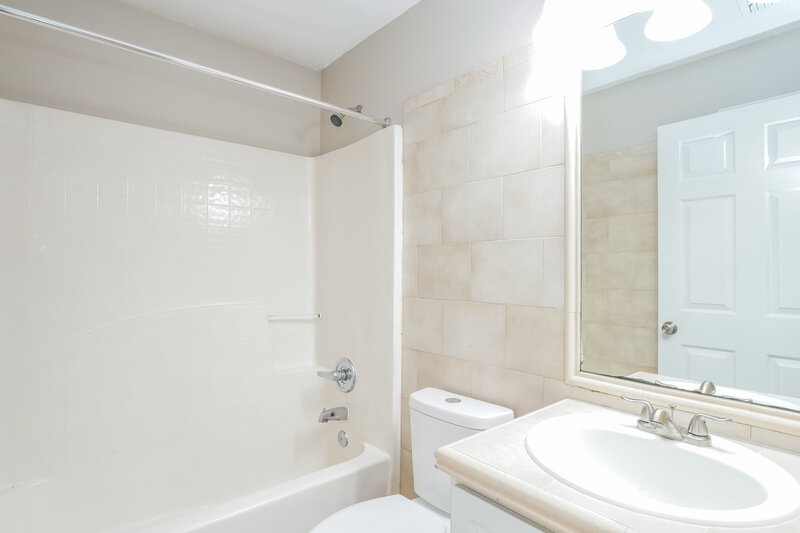 1,890/Mo, 39 Peterlee Ct Kissimmee, FL 34758 Bathroom View 2