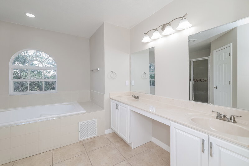 2,495/Mo, 230 Beckenham Dr Kissimmee, FL 34758 Main Bathroom View