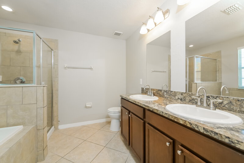2,185/Mo, 3207 Bayflower Ave Harmony, FL 34773 Main Bathroom View