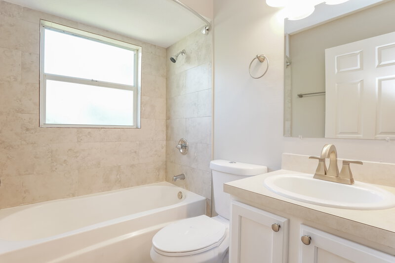 2,710/Mo, 4245 Sasha Trl Saint Cloud, FL 34772 Main Bathroom View