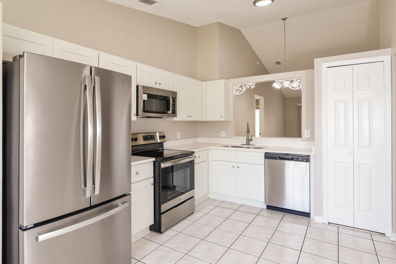 3,020/Mo, 1232 Regal Ridge Dr Orlando, FL 32825 Kitchen View 2