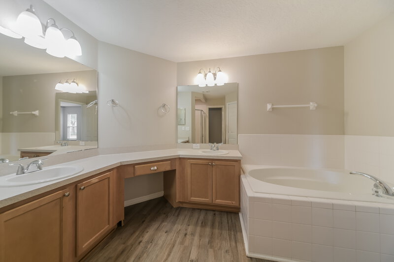 2,315/Mo, 2213 Merry Rd Tavares, FL 32778 Main Bathroom View