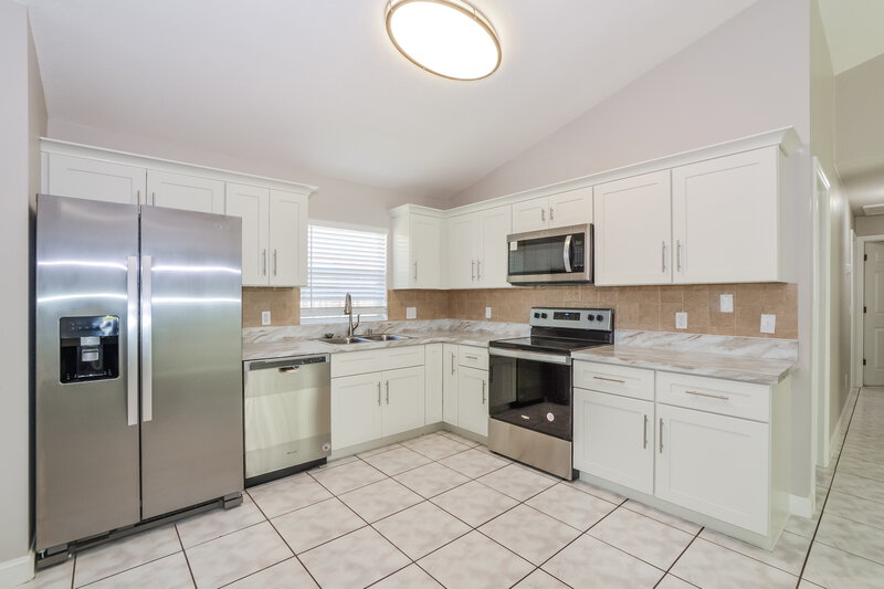 2,290/Mo, 9599 Lupine Ave Orlando, FL 32824 Kitchen View
