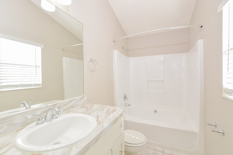 2,290/Mo, 9599 Lupine Ave Orlando, FL 32824 Main Bathroom View