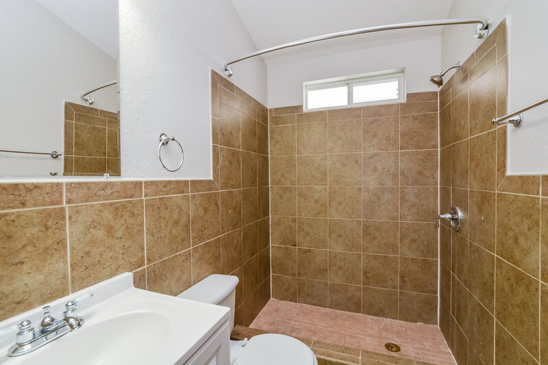 2,290/Mo, 9599 Lupine Ave Orlando, FL 32824 Bathroom View