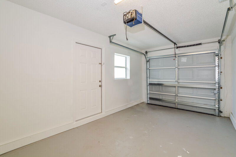 2,290/Mo, 9599 Lupine Ave Orlando, FL 32824 Garage View
