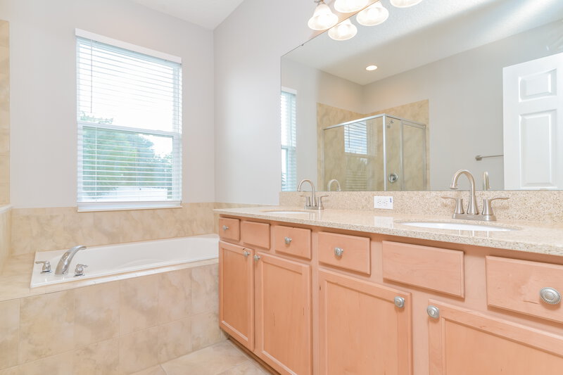 1,980/Mo, 3197 Spicer Ave Grand Island, FL 32735 Main Bathroom View