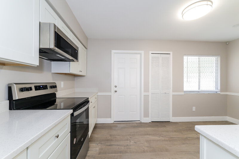 2,255/Mo, 7064 Harbor Point Blvd Orlando, FL 32835 Kitchen View