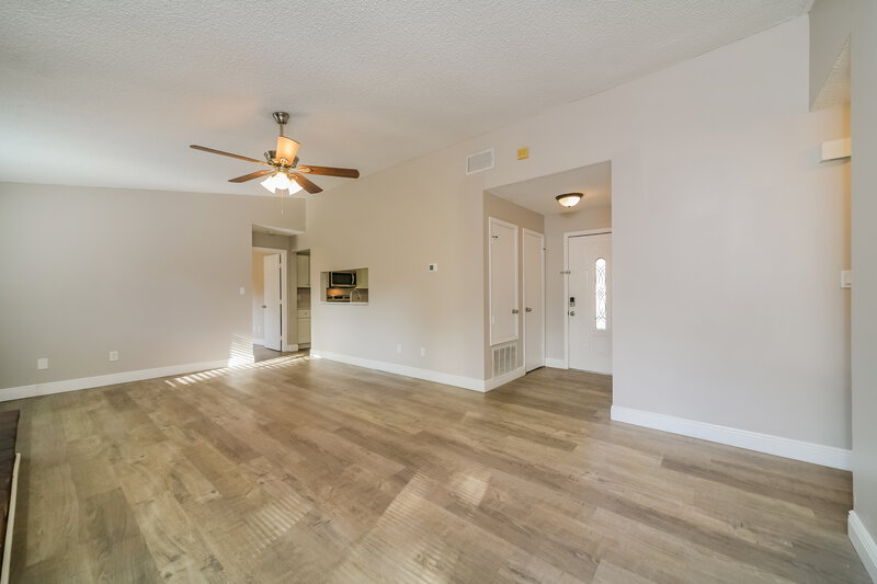 2,380/Mo, 7064 Harbor Point Blvd Orlando, FL 32835 Living Room View 4