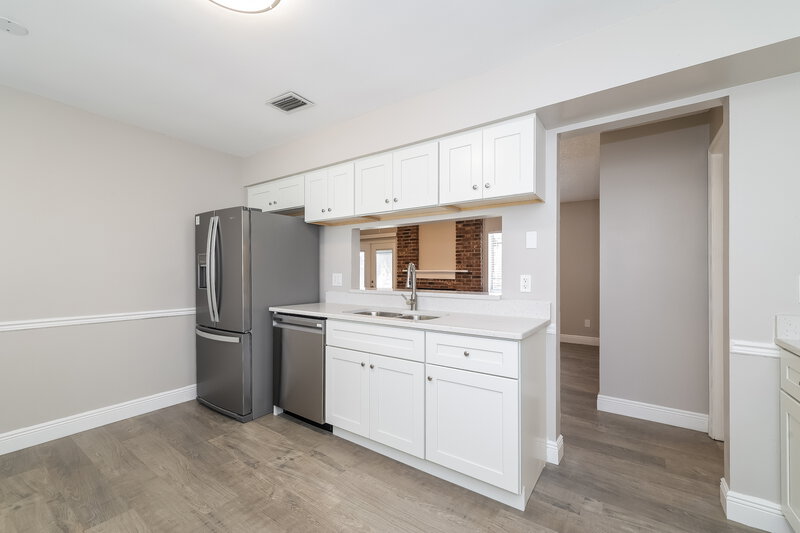 2,255/Mo, 7064 Harbor Point Blvd Orlando, FL 32835 Kitchen View 2