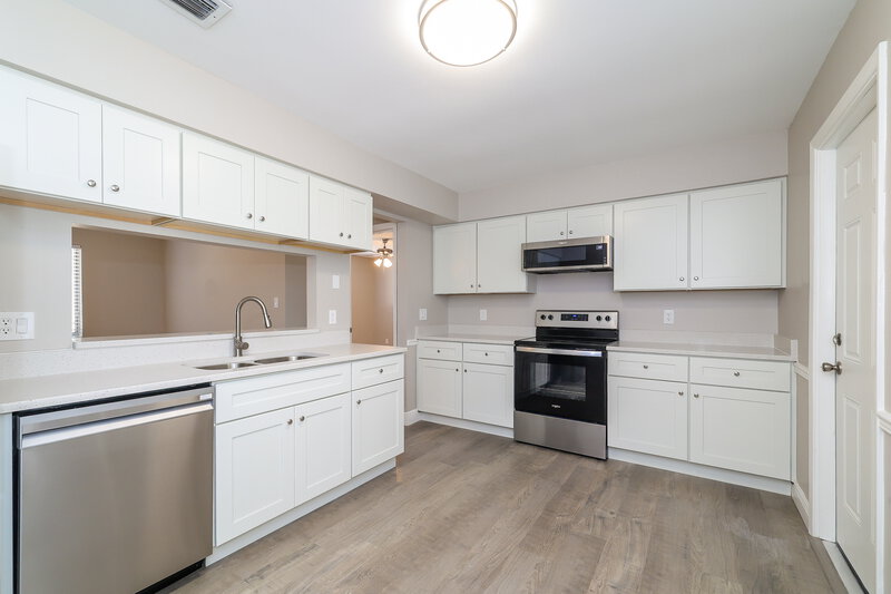 2,255/Mo, 7064 Harbor Point Blvd Orlando, FL 32835 Kitchen View 3
