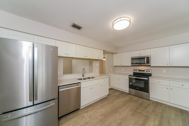 2,380/Mo, 7064 Harbor Point Blvd Orlando, FL 32835 Kitchen View 2