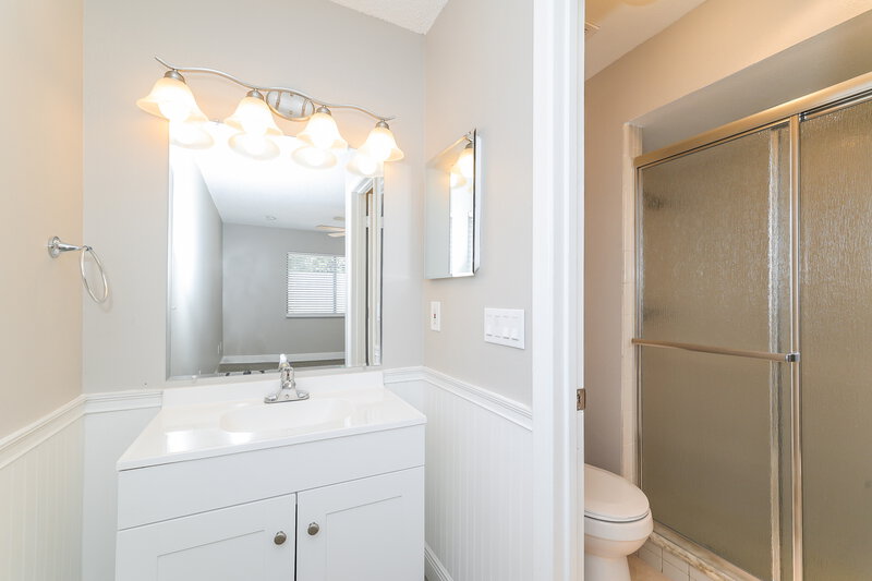 2,255/Mo, 7064 Harbor Point Blvd Orlando, FL 32835 Main Bathroom View