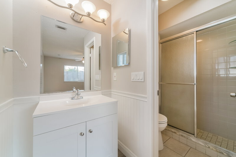 2,380/Mo, 7064 Harbor Point Blvd Orlando, FL 32835 Main Bathroom View