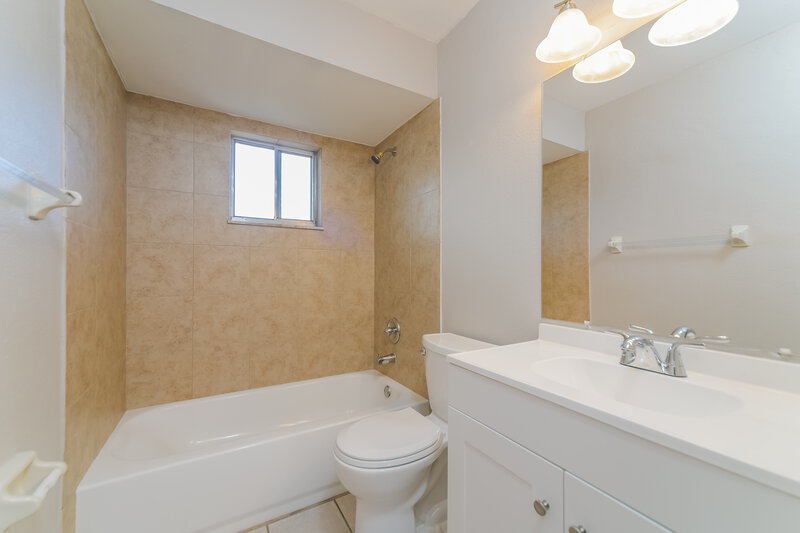 2,380/Mo, 7064 Harbor Point Blvd Orlando, FL 32835 Bathroom View