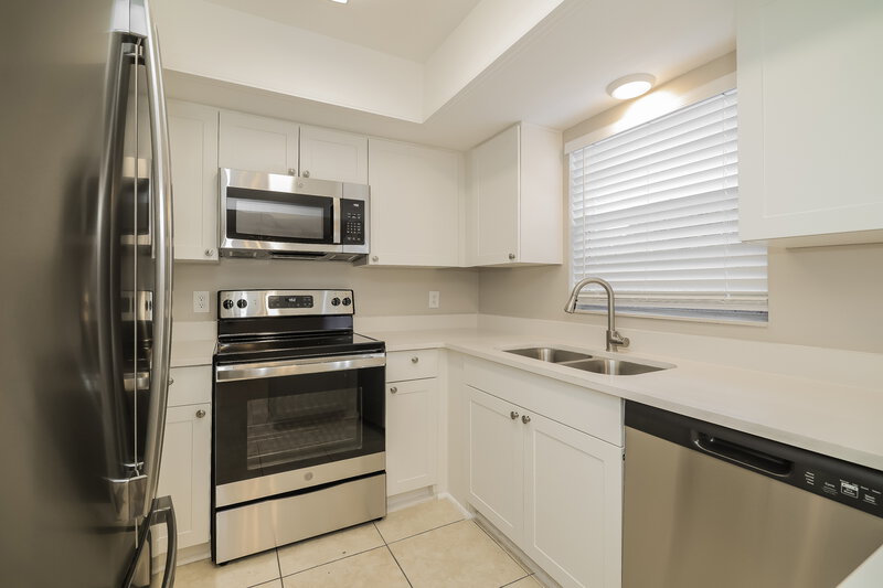 2,250/Mo, 1424 Outer Ct Kissimmee, FL 34744 Kitchen View