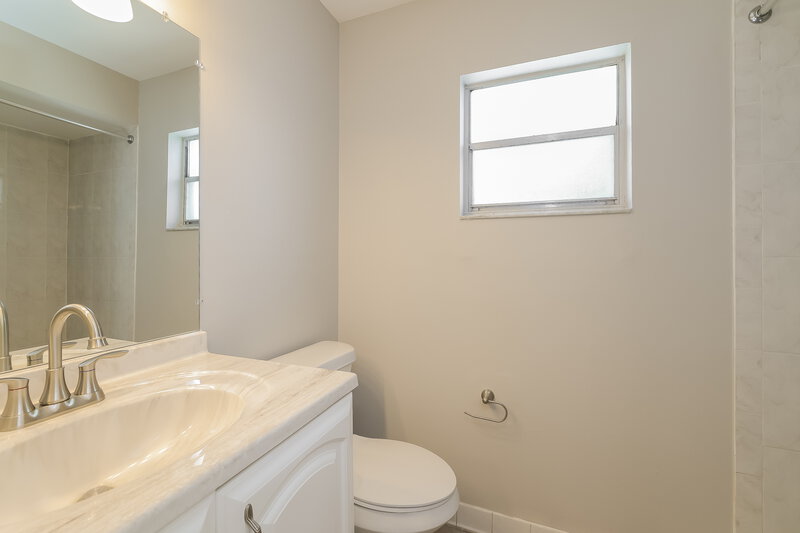 2,250/Mo, 1424 Outer Ct Kissimmee, FL 34744 Main Bathroom View