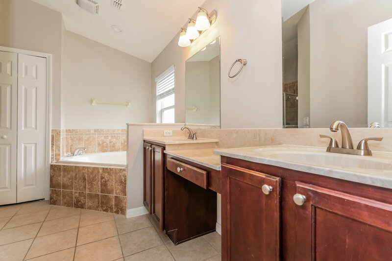 2,105/Mo, 10217 Dovehill Ln Clermont, FL 34711 Main Bathroom View