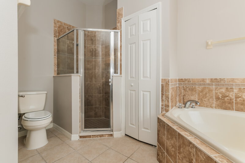 2,105/Mo, 10217 Dovehill Ln Clermont, FL 34711 Main Bathroom View 2