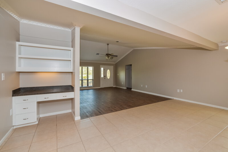2,080/Mo, 5202 Royal Oak Dr Fruitland Park, FL 34731 Living Room View 2