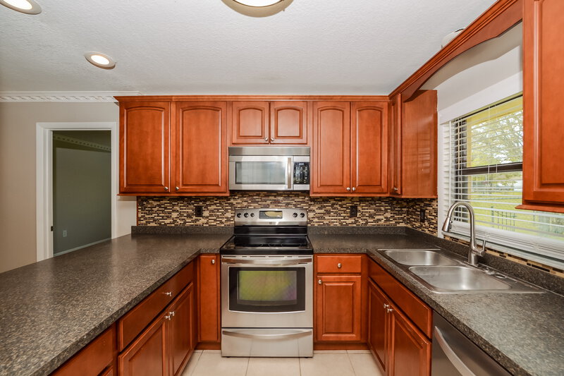 2,080/Mo, 5202 Royal Oak Dr Fruitland Park, FL 34731 Kitchen View