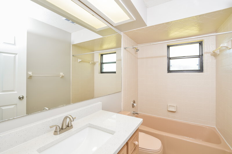 2,080/Mo, 5202 Royal Oak Dr Fruitland Park, FL 34731 Main Bathroom View