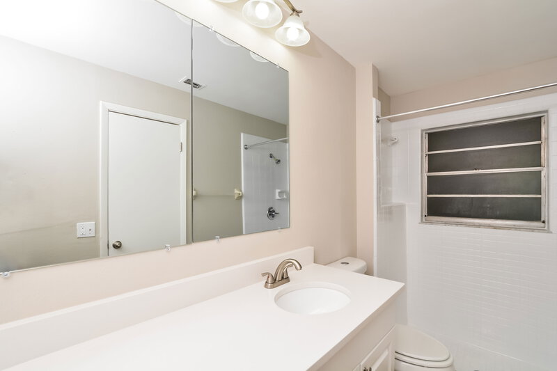 2,950/Mo, 2156 Pimlico St Orlando, FL 32822 Main Bathroom View