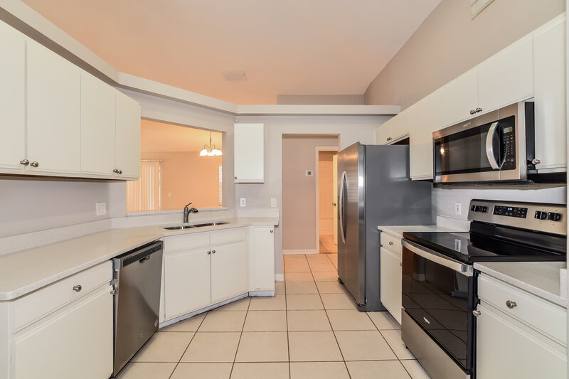 2,090/Mo, 16512 Golden Eagle Blvd Clermont, FL 34714 Kitchen View 2