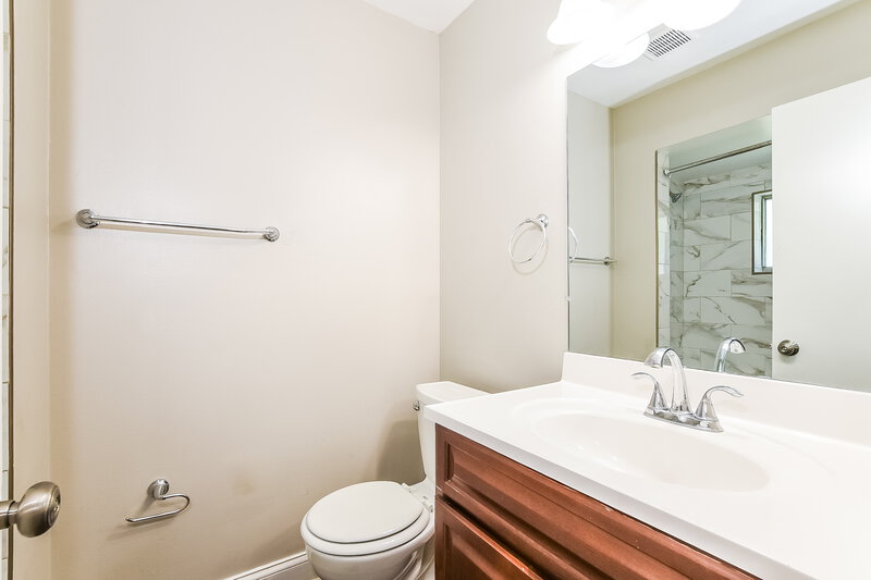 2,100/Mo, 517 Sean Ct Apopka, FL 32712 Main Bathroom View