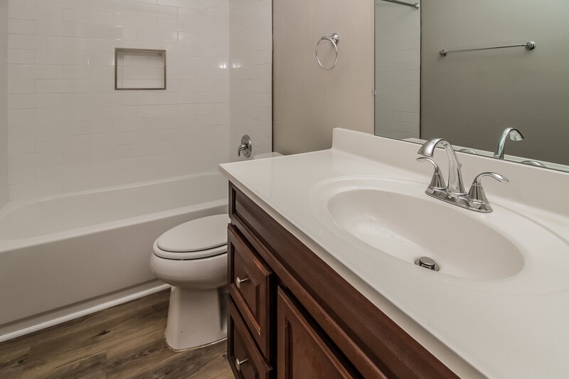 3,530/Mo, 517 Sean Ct Apopka, FL 32712 Main Bathroom View