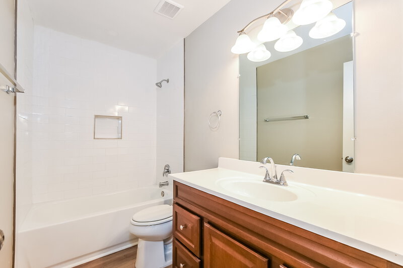 2,100/Mo, 517 Sean Ct Apopka, FL 32712 Bathroom View