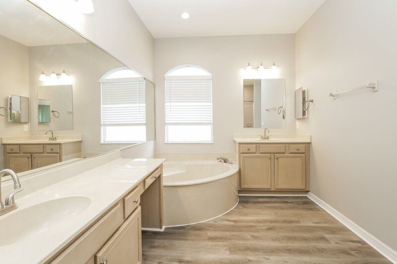 2,105/Mo, 2607 Teeside Ct Kissimmee, FL 34746 Main Bathroom View
