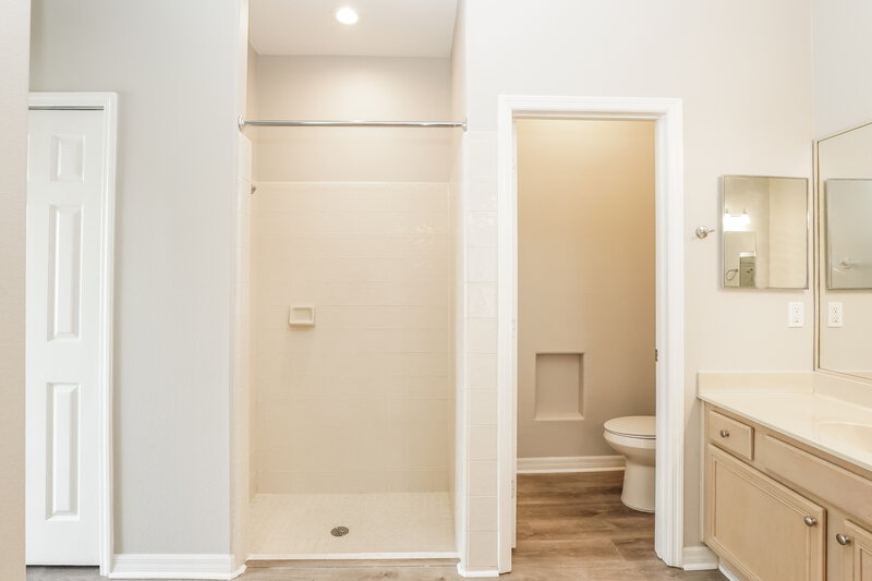 2,105/Mo, 2607 Teeside Ct Kissimmee, FL 34746 Main Bathroom View 2