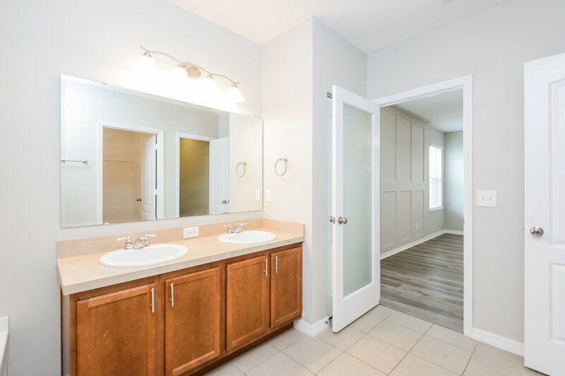 2,350/Mo, 2060 Remembrance Ave Saint Cloud, FL 34769 Main Bathroom View 2