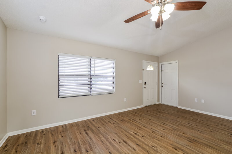 2,005/Mo, 936 Dora Ave Tavares, FL 32778 Living Room View 2