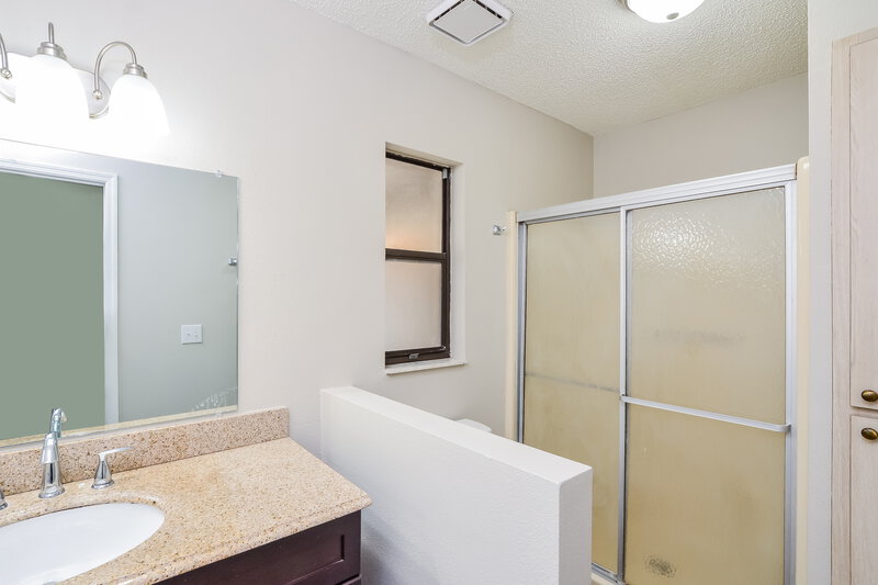 2,005/Mo, 936 Dora Ave Tavares, FL 32778 Main Bathroom View