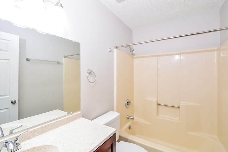 2,005/Mo, 936 Dora Ave Tavares, FL 32778 Bathroom View