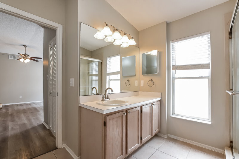 2,240/Mo, 1962 Shannon Ln Apopka, FL 32703 Main Bathroom View