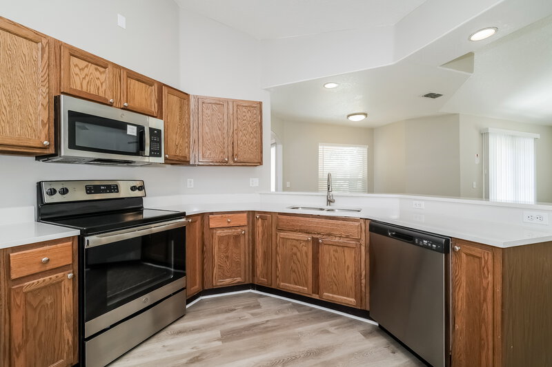 1,590/Mo, 529 Hummingbird Ct Poinciana, FL 34759 Kitchen View 2