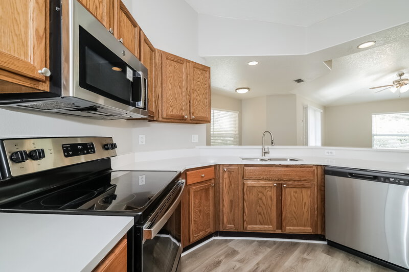 1,590/Mo, 529 Hummingbird Ct Poinciana, FL 34759 Kitchen View 3