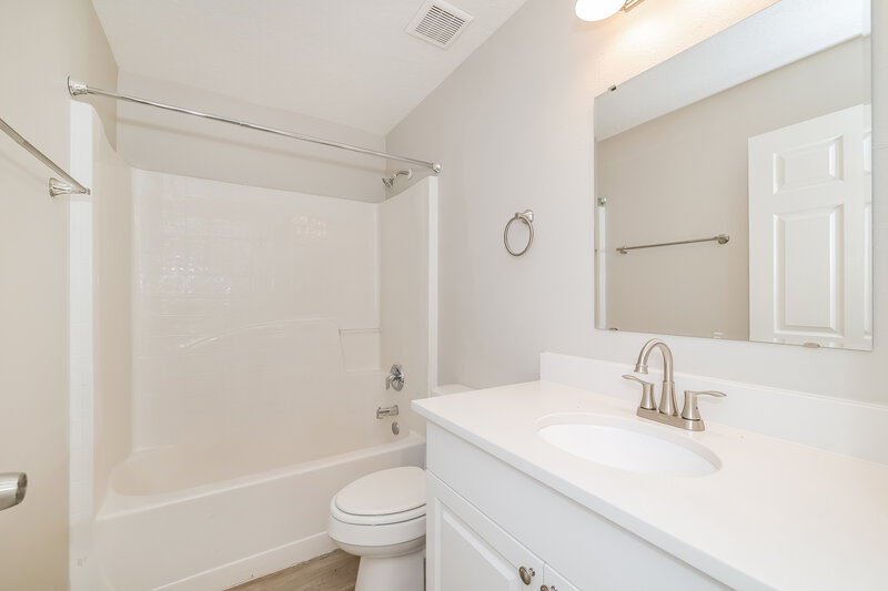 1,590/Mo, 529 Hummingbird Ct Poinciana, FL 34759 Main Bathroom View