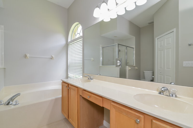 0/Mo, 33938 Terragona Dr Sorrento, FL 32776 Main Bathroom View