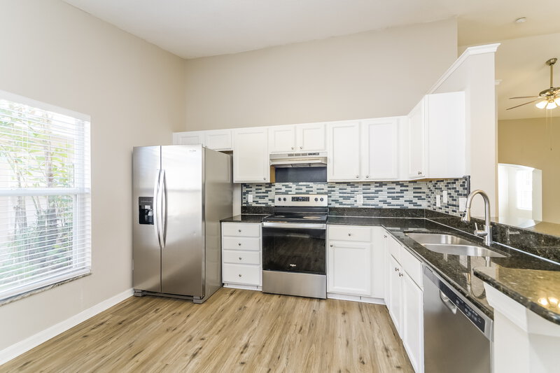 1,835/Mo, 2135 Remington Pointe Blvd Kissimmee, FL 34743 Kitchen View 2